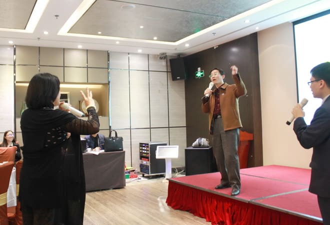 合作游戏——心心相印，知明所举办2014年终总结会暨2015新年宴会