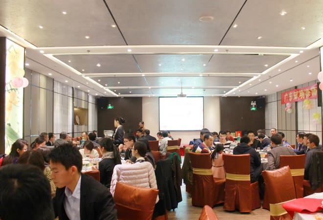 晚宴开始，知明所举办2014年终总结会暨2015新年宴会