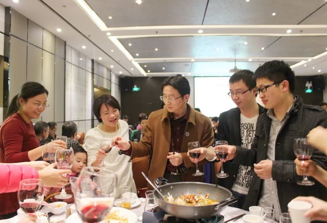 相互祝酒，知明所举办2014年终总结会暨2015新年宴会