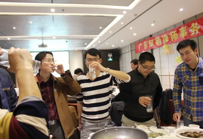开怀畅饮，知明所举办2014年终总结会暨2015新年宴会
