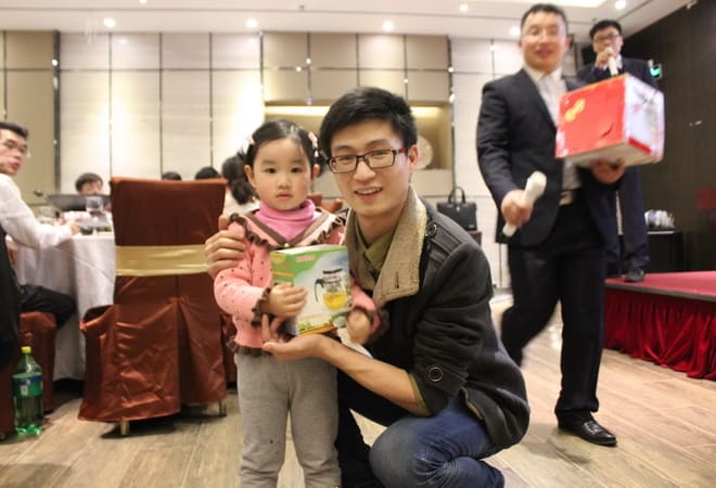 幸运大抽奖——三等奖奖品2颁发（获奖者：家属彭子乐），知明所举办2014年终总结会暨2015新年宴会