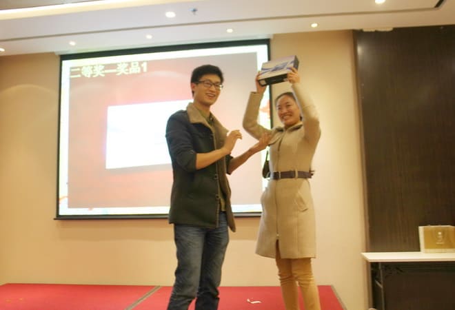 幸运大抽奖——二等奖奖品1颁发（获奖者：助理王尹妍），知明所举办2014年终总结会暨2015新年宴会